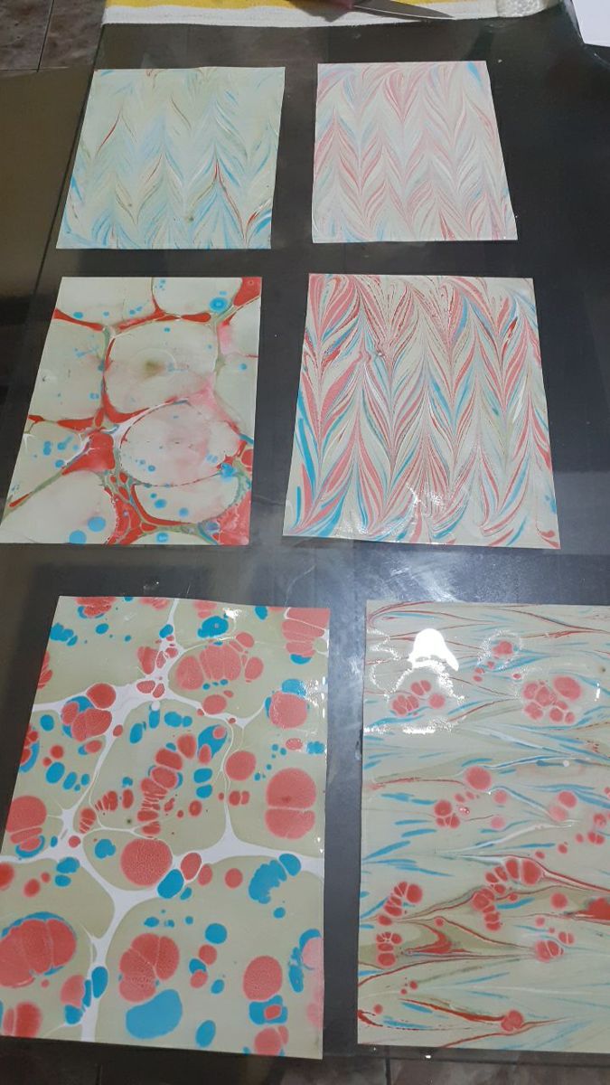 Papel marmorizado feito por Ariana