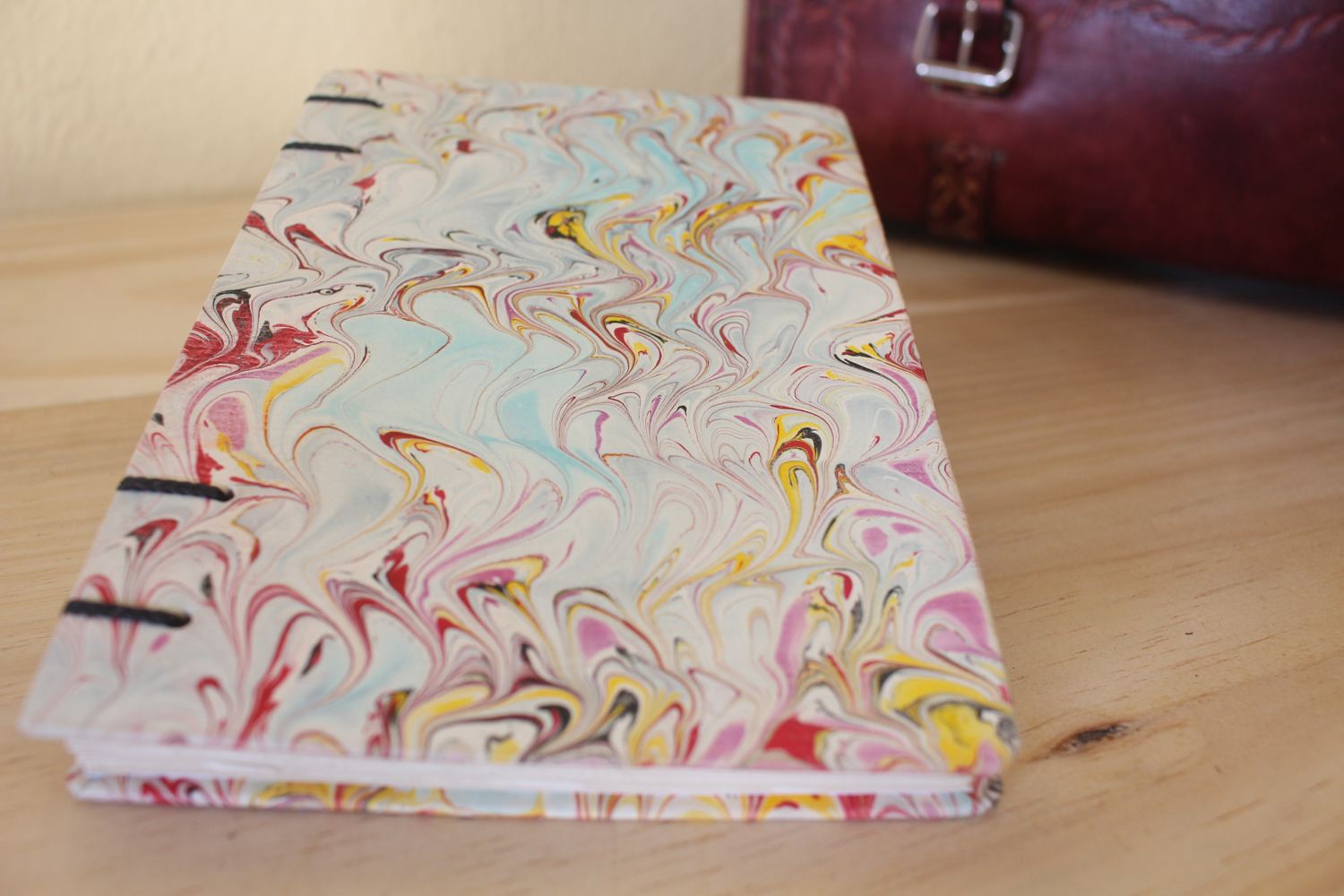 Caderno com costura copta cruzada aparente na lombada