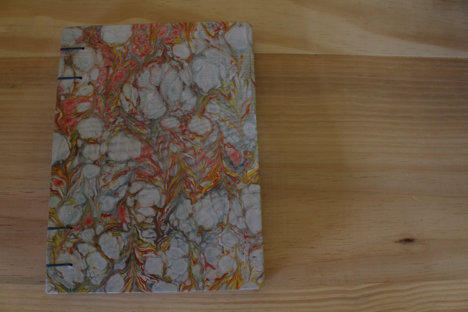Caderno com costura copta de agulhas pareadas