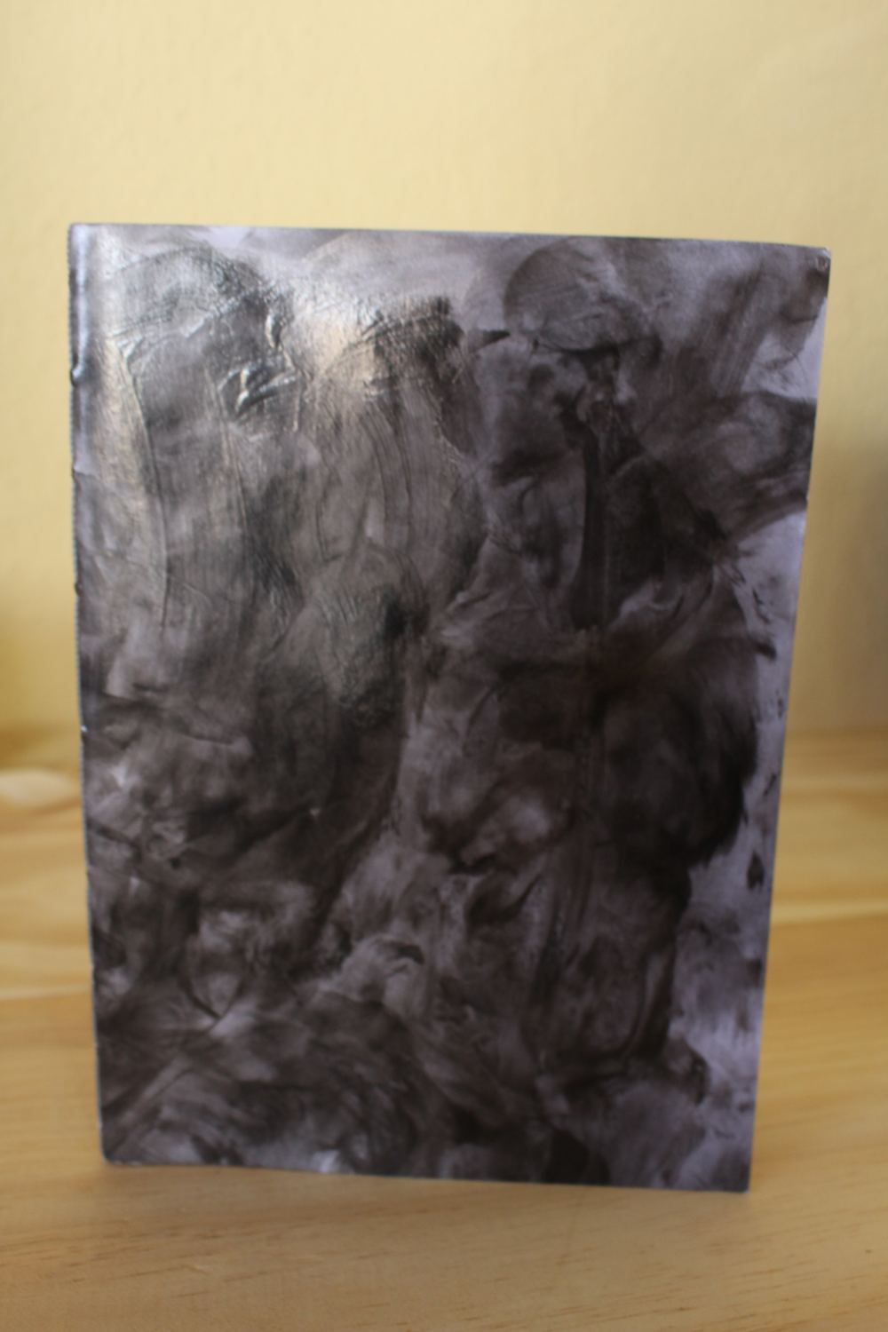 Caderno com capa trabalhada à mão