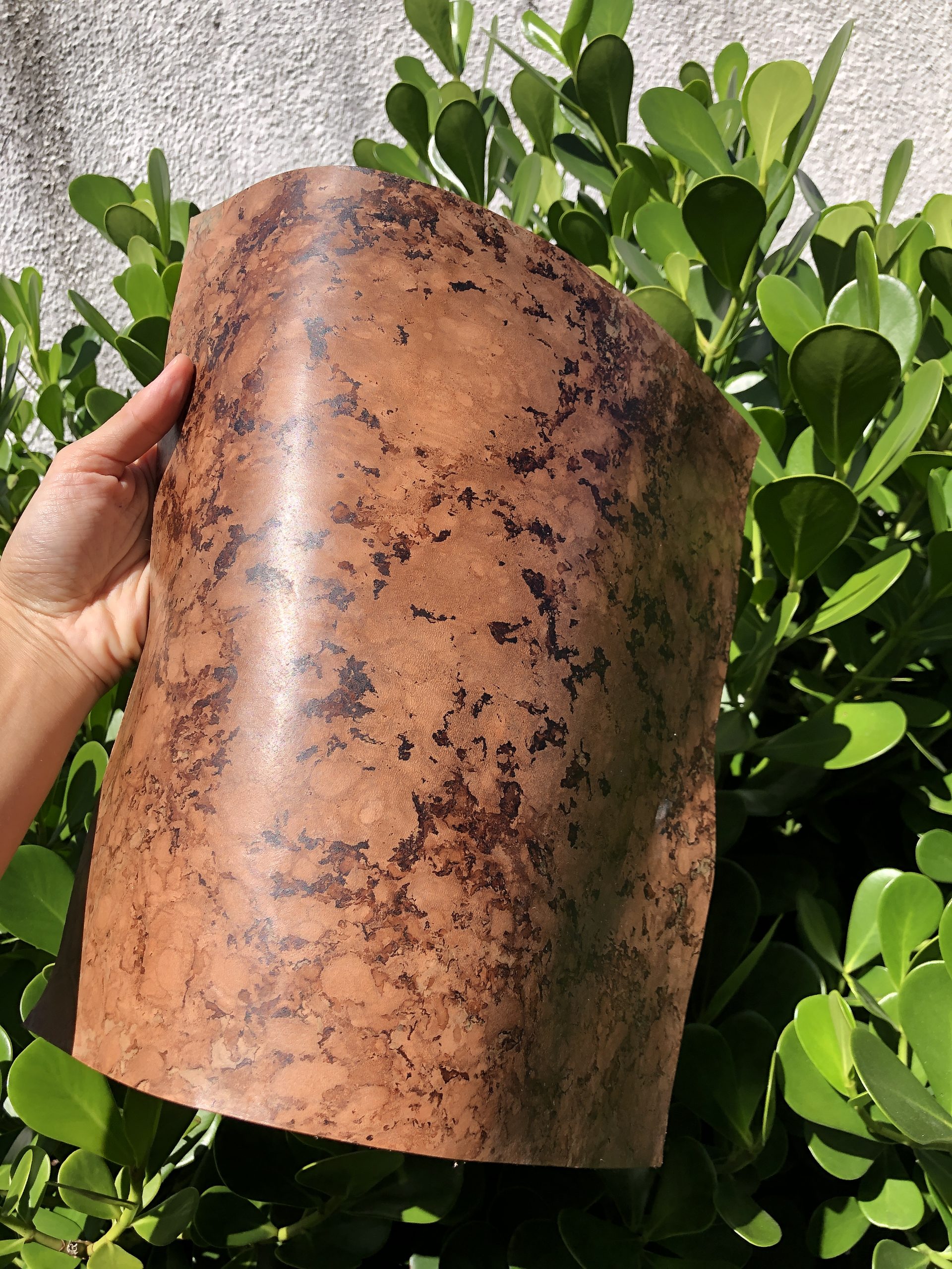 Marmorização em couro atanado, feita à mão no ateliê da Feitio Arte