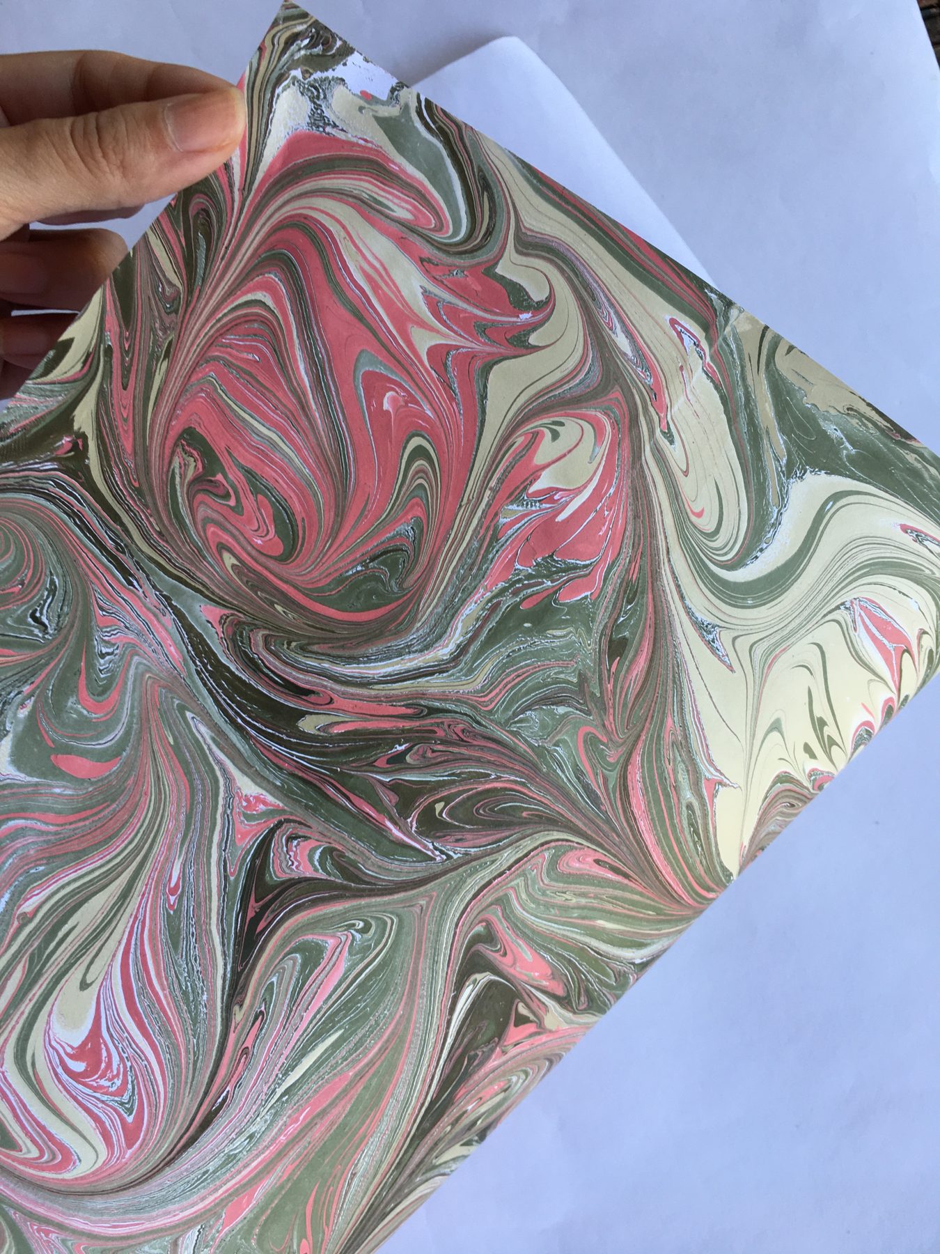 Folha marmorizada com tinta guache