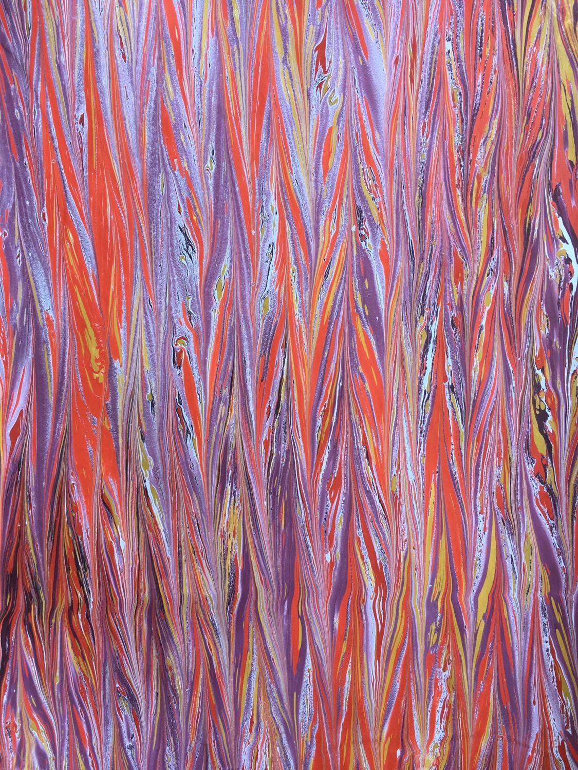 Papel marmorizado com tinta guache, tons de rosa e roxo